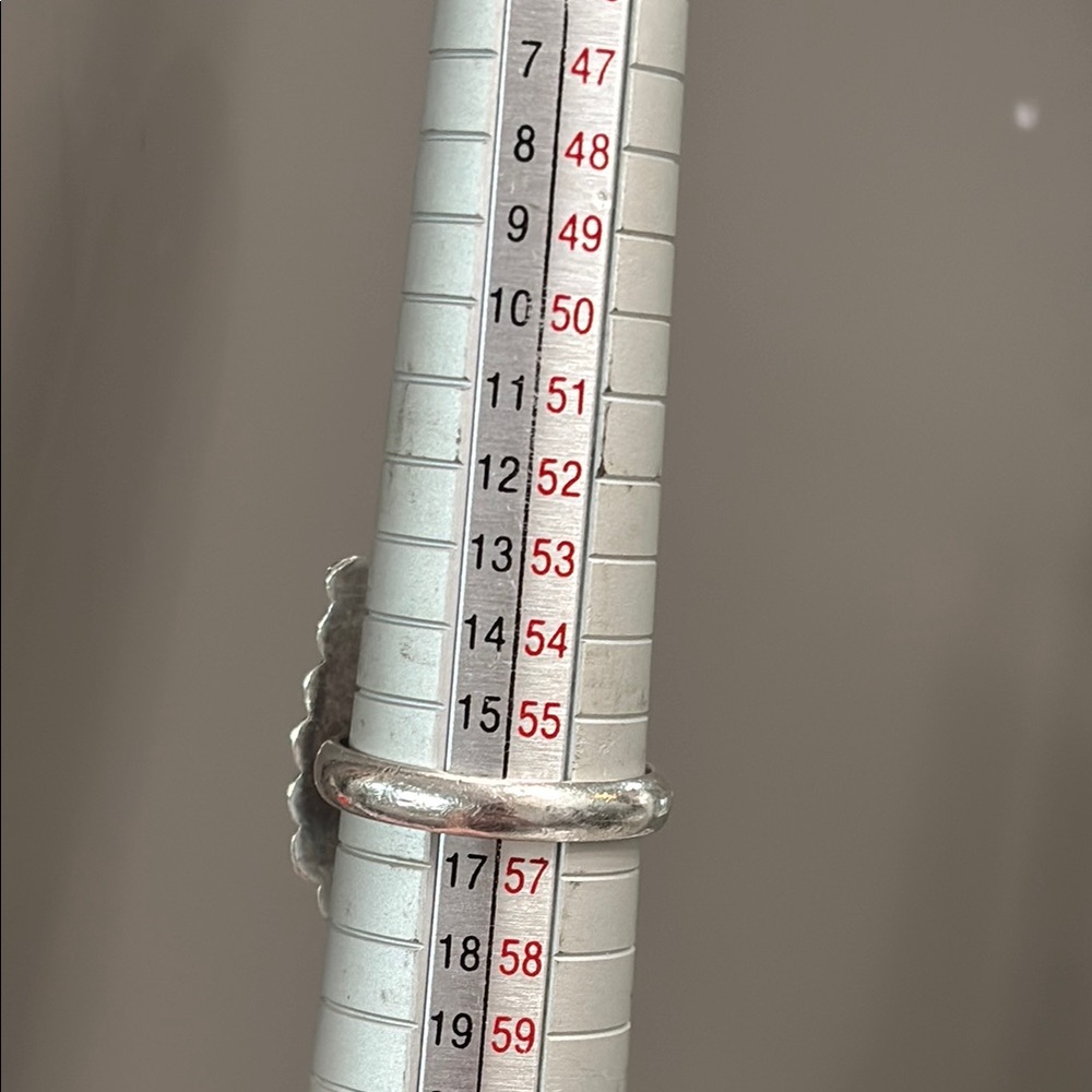 Elegant Silver and Green Stone Ring - Picture 10 of 14